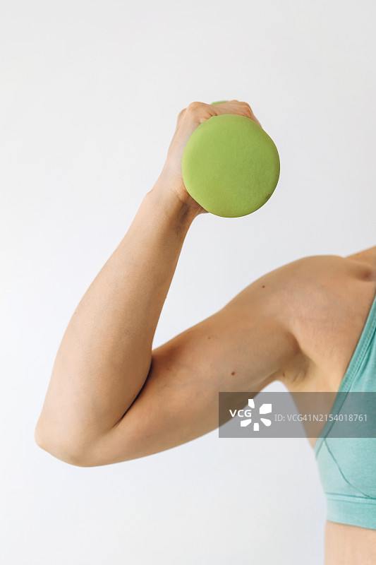 女人手持哑铃特写图片素材