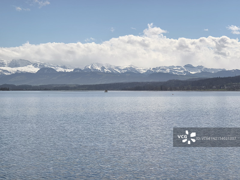 山傍天的湖景图片素材