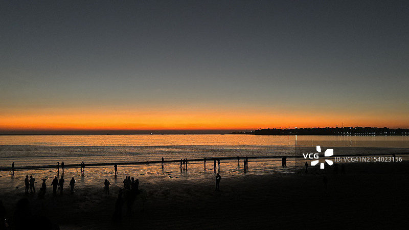 日落时分印度马哈拉施特拉邦孟买海滩人群剪影图片素材