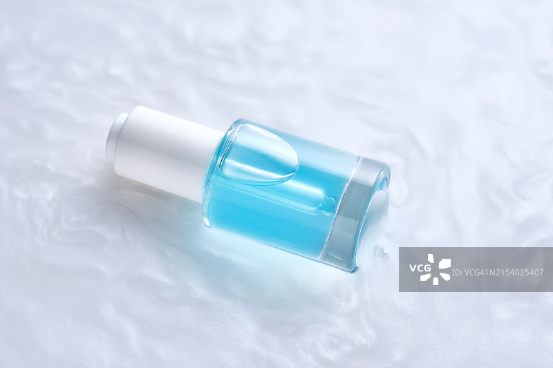 桌子上瓶子的俯视角度图片素材