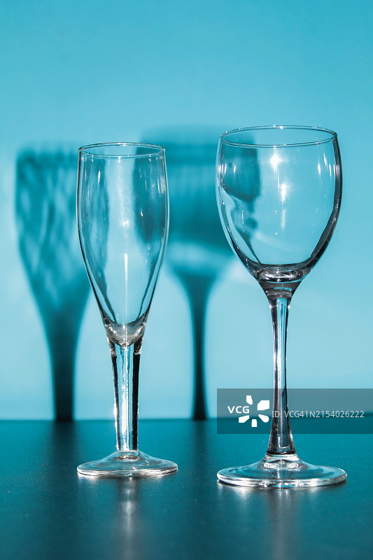 桌上酒杯特写图片素材