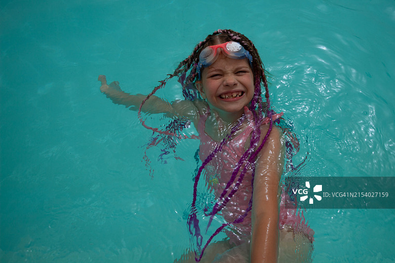 女孩在泳池游泳图片素材