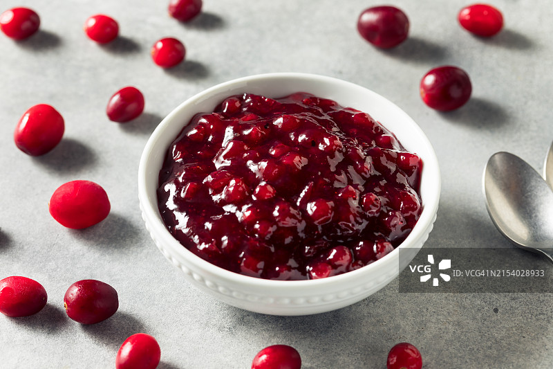 美国，桌上碗里的石榴籽特写图片素材