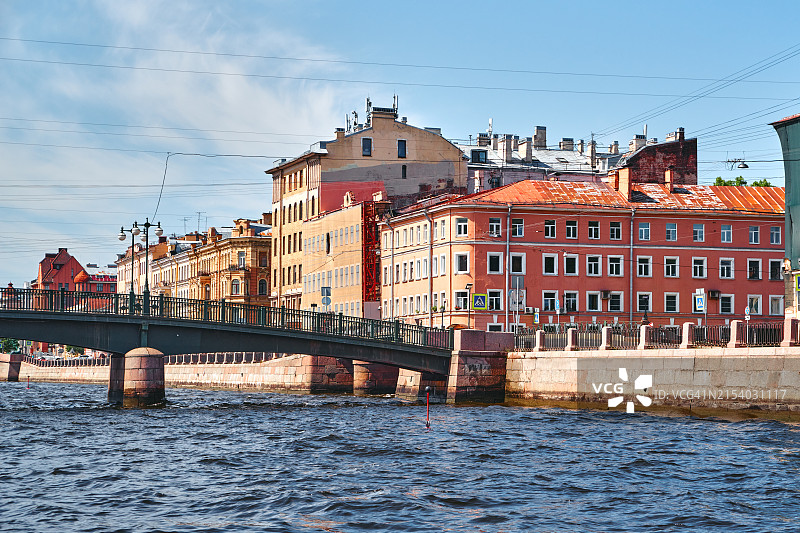 俄罗斯圣彼得堡格里博耶多夫运河堤岸与桥梁和街道的城市景观图片素材