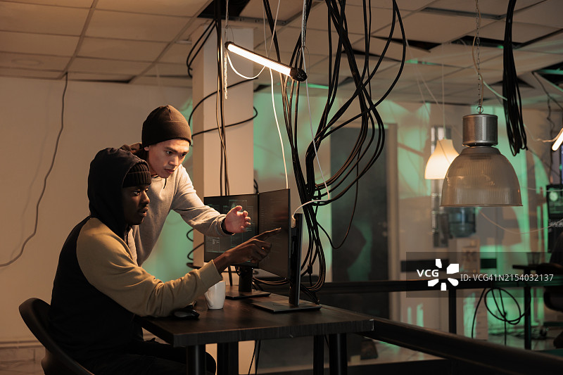 年轻女工程师图片素材