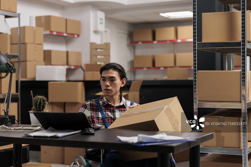 女人在仓库工作图片素材