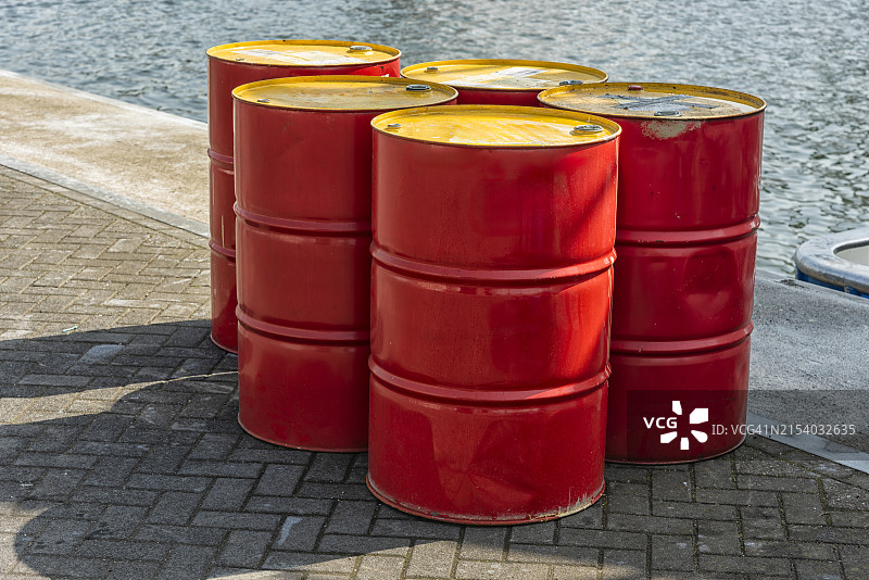 港口码头外的五个红色油桶图片素材