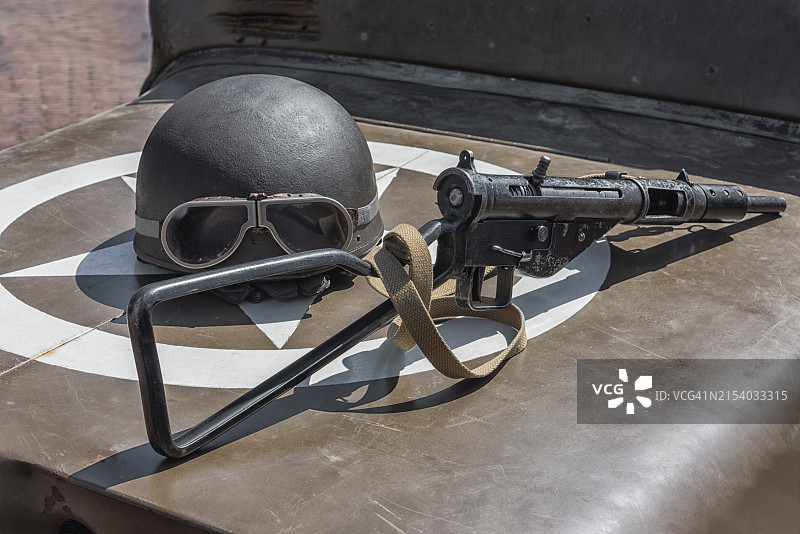 带有护目镜和司登冲锋枪的军用头盔图片素材