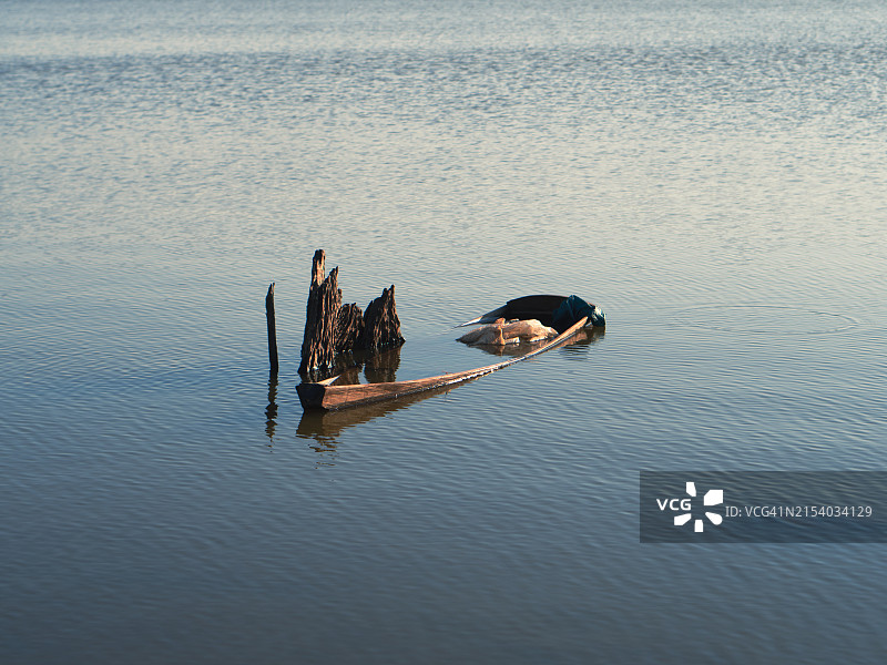 湖上船中人们的高角度视图图片素材