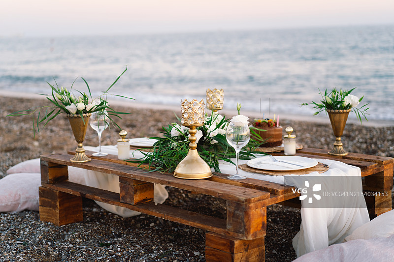 海滩上桌子上的花瓶特写图片素材