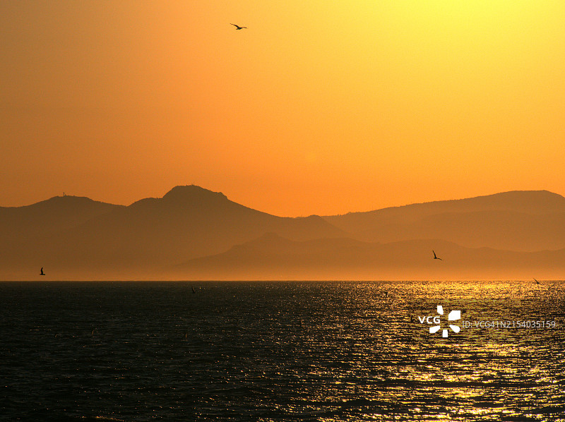 橙色的天空衬托着美丽的海景图片素材