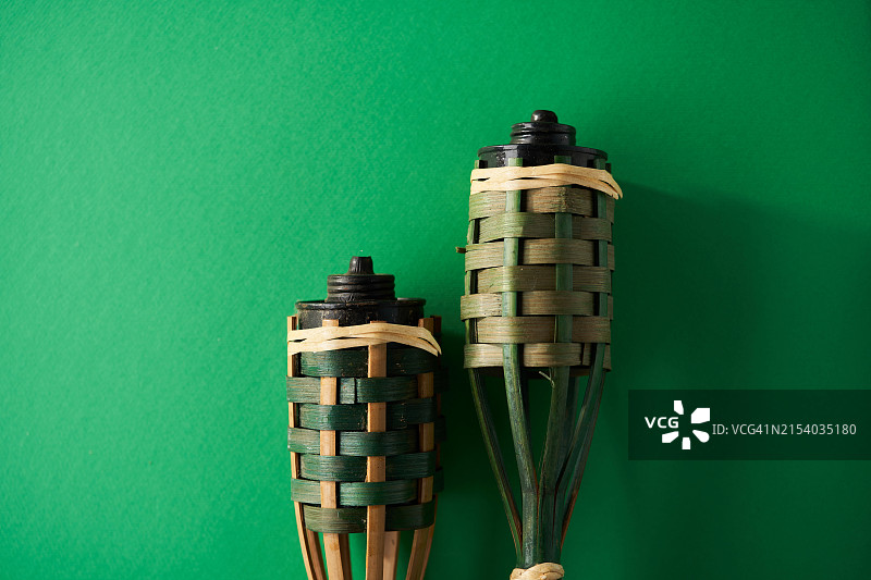 绿色背景下的瓶子特写图片素材