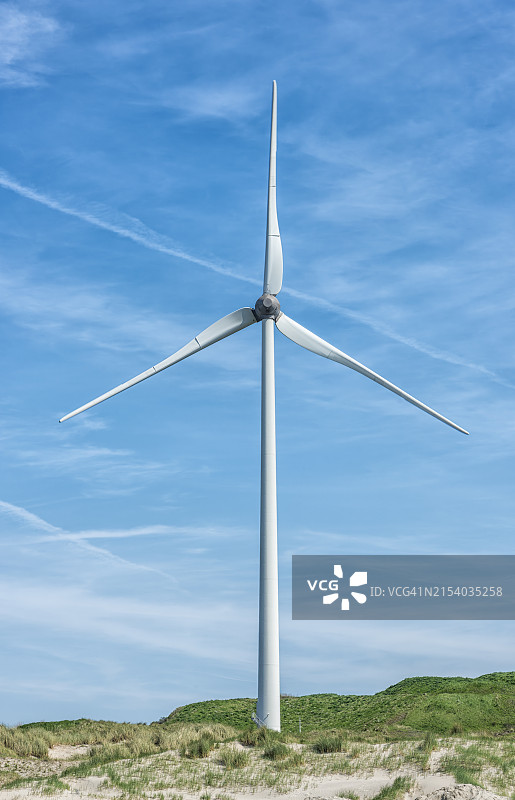 沙丘区域的风力涡轮机图片素材