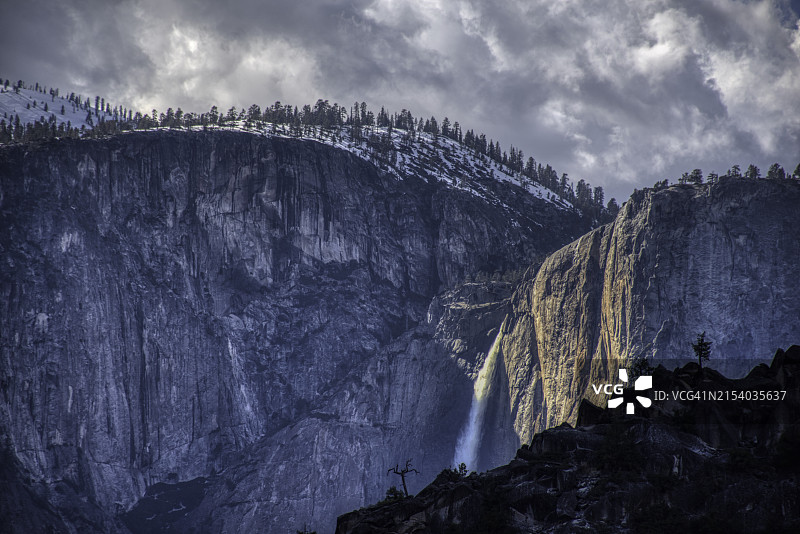 优胜美地国家公园雪山全景，美国加利福尼亚州图片素材