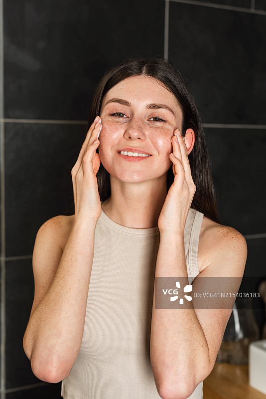 浴室里的年轻女子肖像图片素材