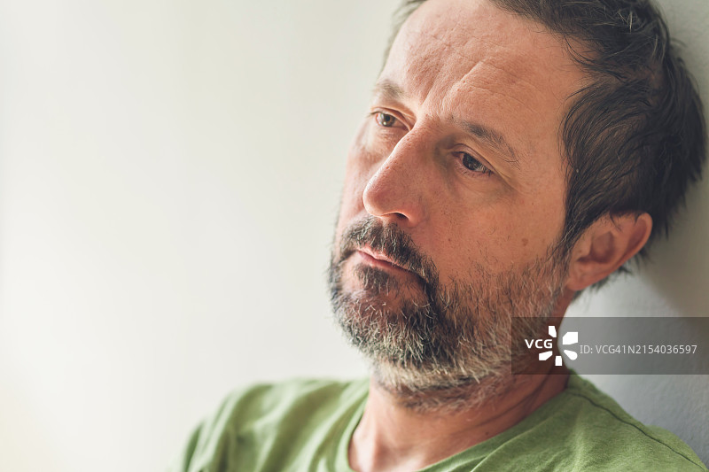 男人靠墙特写肖像图片素材