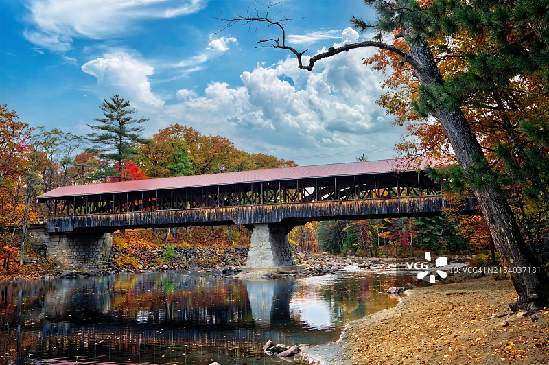 美国新罕布什尔州康威，天空下的河上桥梁图片素材