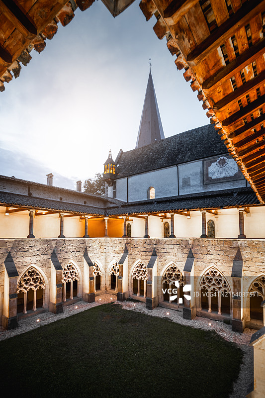 夜幕下被照亮的法国昂布罗奈修道院的回廊内部图片素材