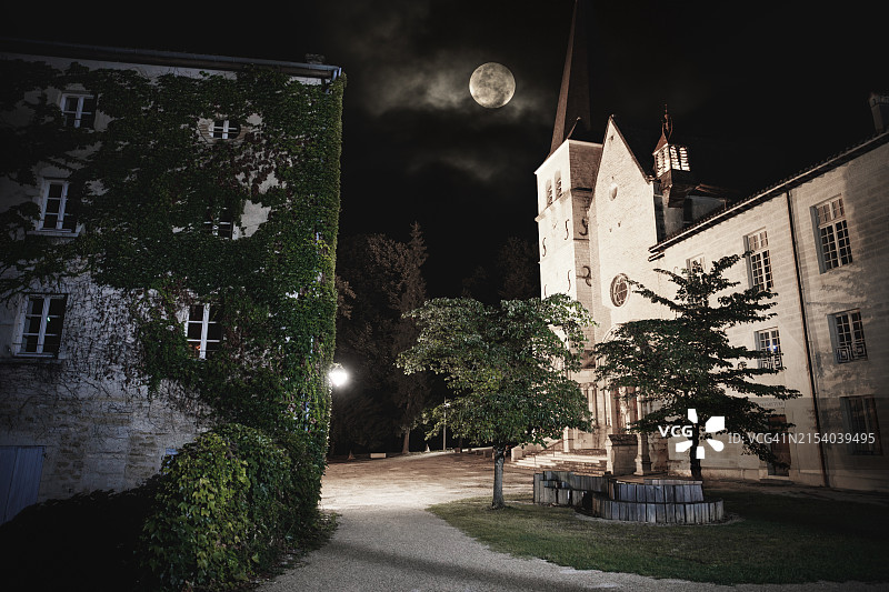 法国昂布罗奈修道院教堂广场夜景图片素材