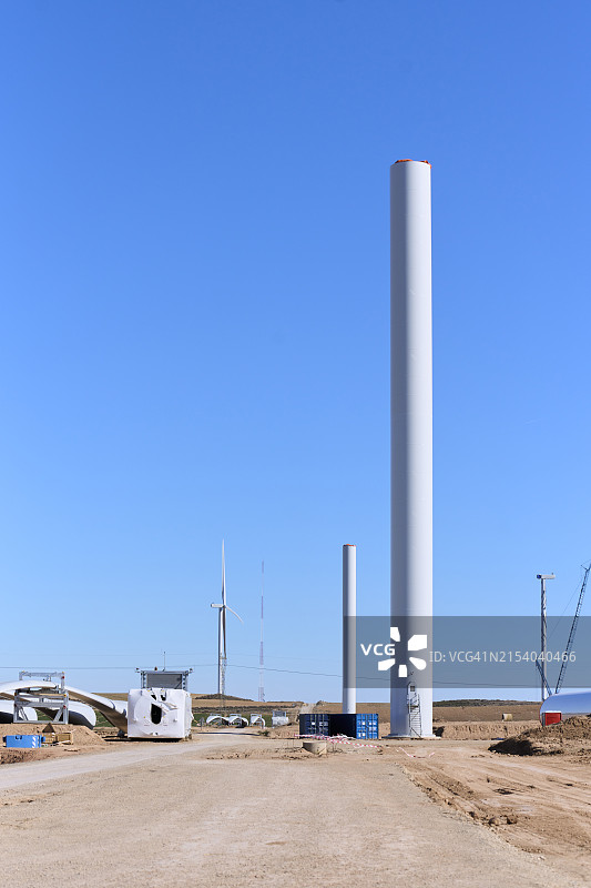 无人的风电场建设过程（含涡轮塔）正面特写图片素材