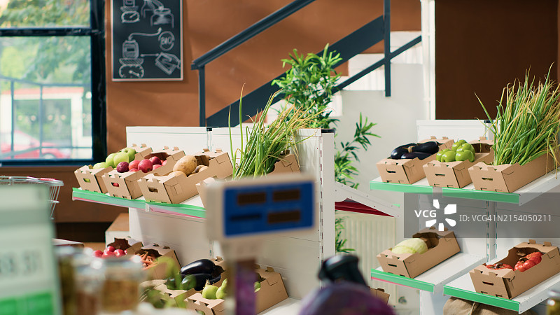 人们在农贸市场购买新鲜有机农产品图片素材