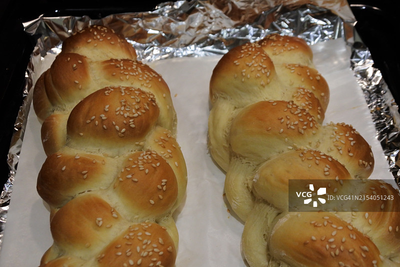 烤箱里烤制的两块犹太面包图片素材