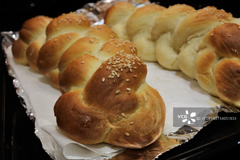 烤箱里烤制的两块犹太面包图片素材