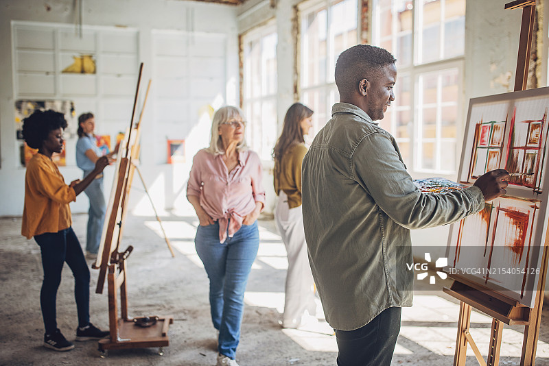 艺术学校创意绘画：老师指导学生图片素材
