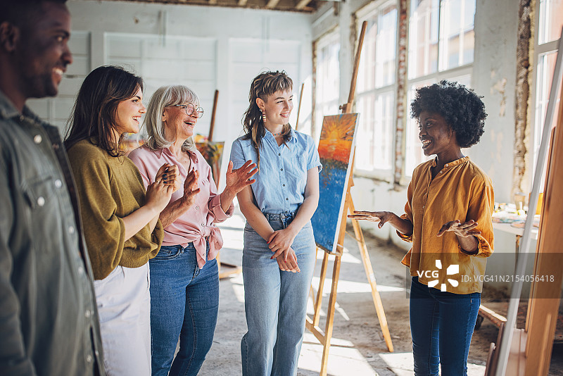 美术课：老师和学生进行油画创作图片素材