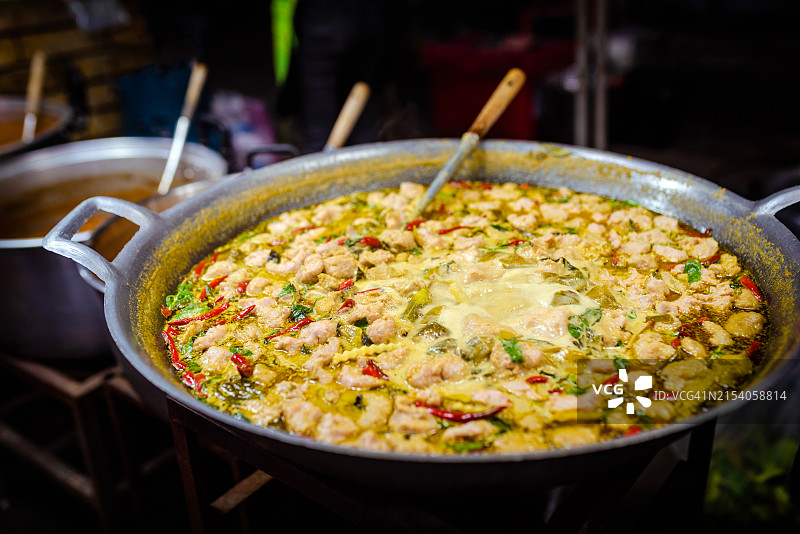 泰国夜市上的新鲜咖喱，亚洲街头食品图片素材