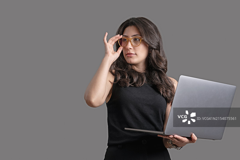 女商人肖像：使用笔记本电脑工作图片素材