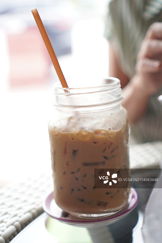 木桌上的玻璃杯装冰咖啡图片素材