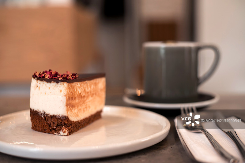 咖啡馆里的蛋糕和花草茶组合图片素材
