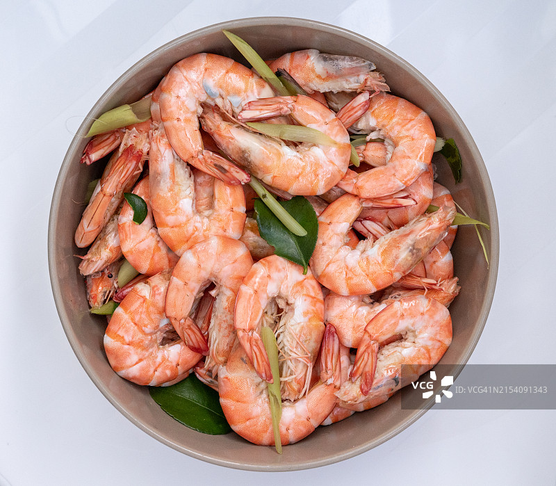 碗中煮熟的虾高角度景观图片素材