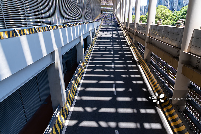 隧道中的沥青路图片素材