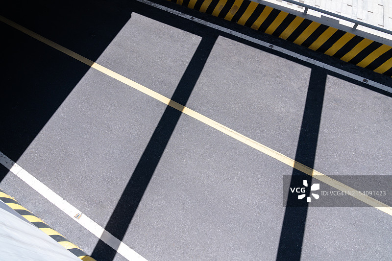 隧道中的沥青路图片素材