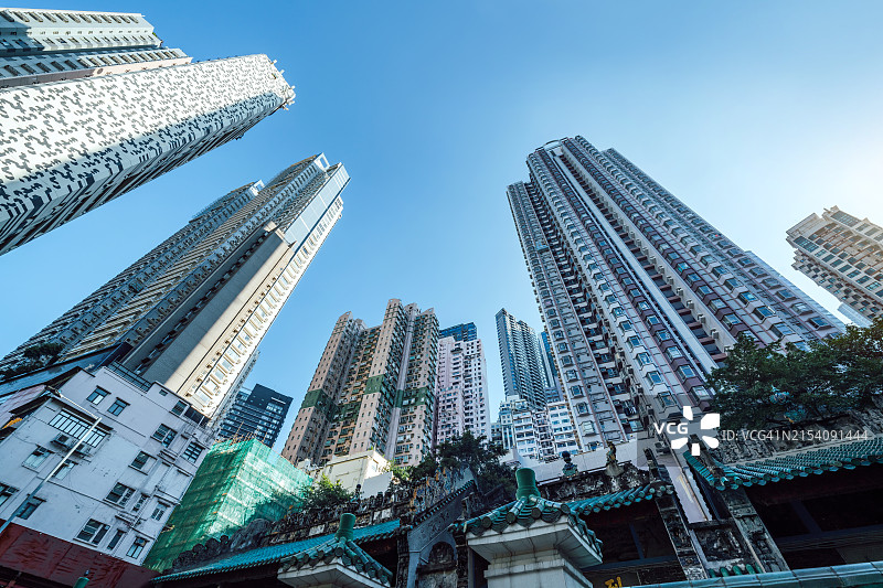 仰望香港的现代摩天大楼图片素材