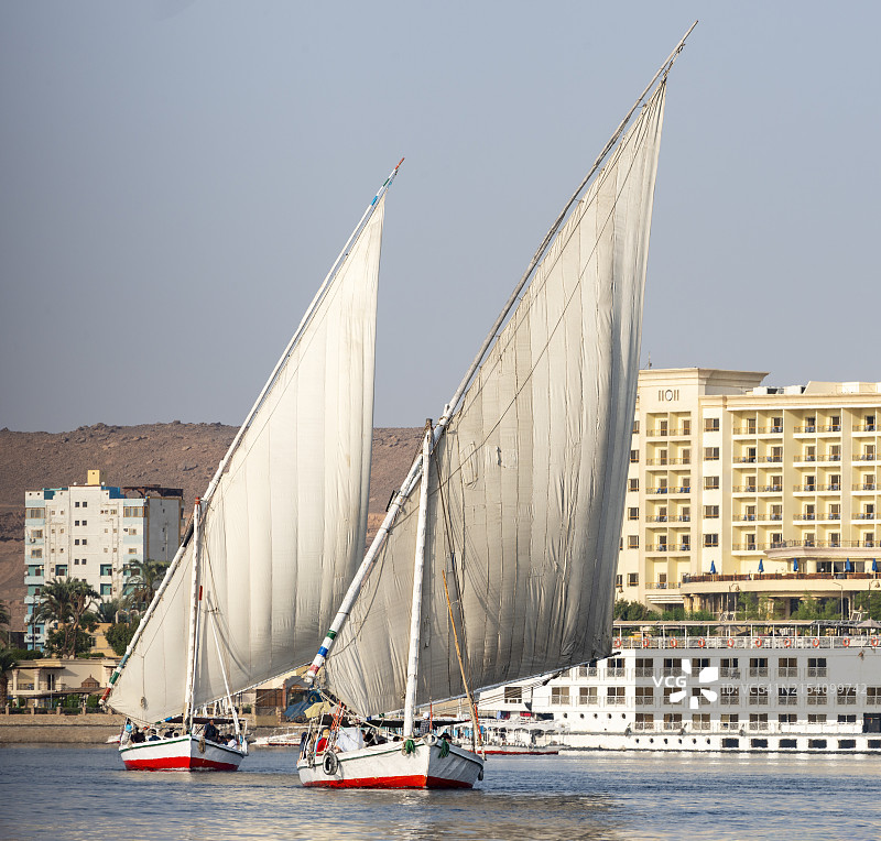尼罗河上满载游客的三角帆船图片素材