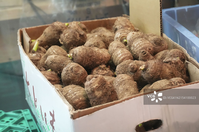 纸箱里的芋头图片素材