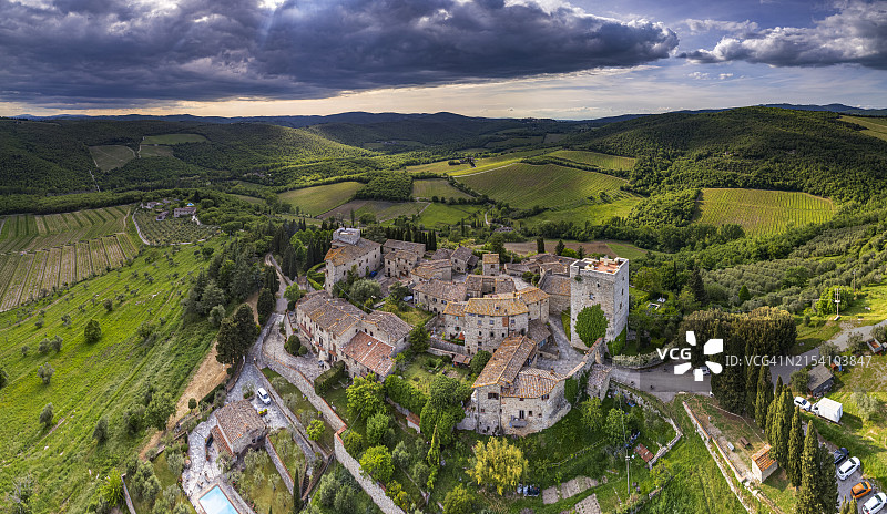 托斯卡纳，基安蒂地区的维尔蒂内中世纪村庄图片素材