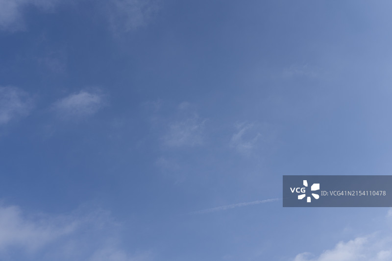 白云映衬着蓝天图片素材
