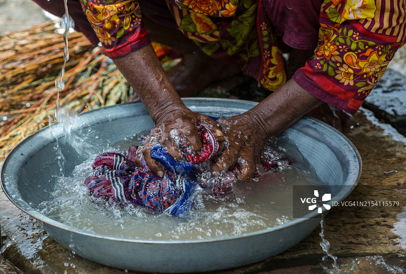 一个人在洗衣服图片素材