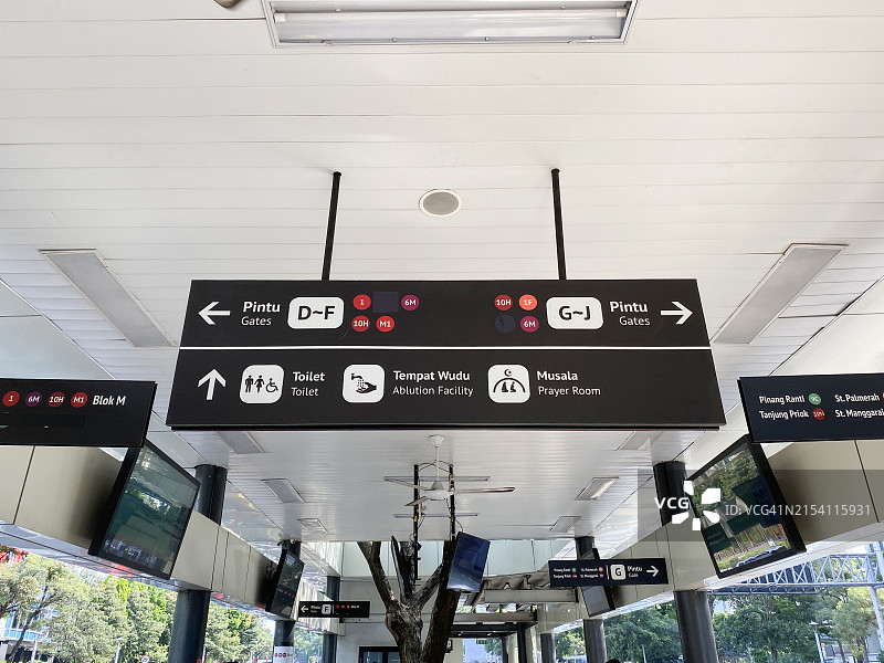 Transjakarta公交车站的信息牌图片素材