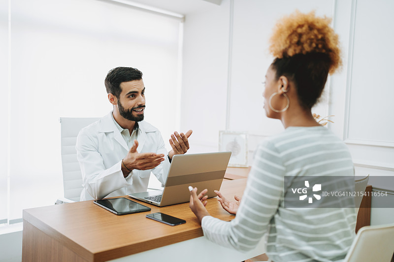 病人与医生交谈图片素材