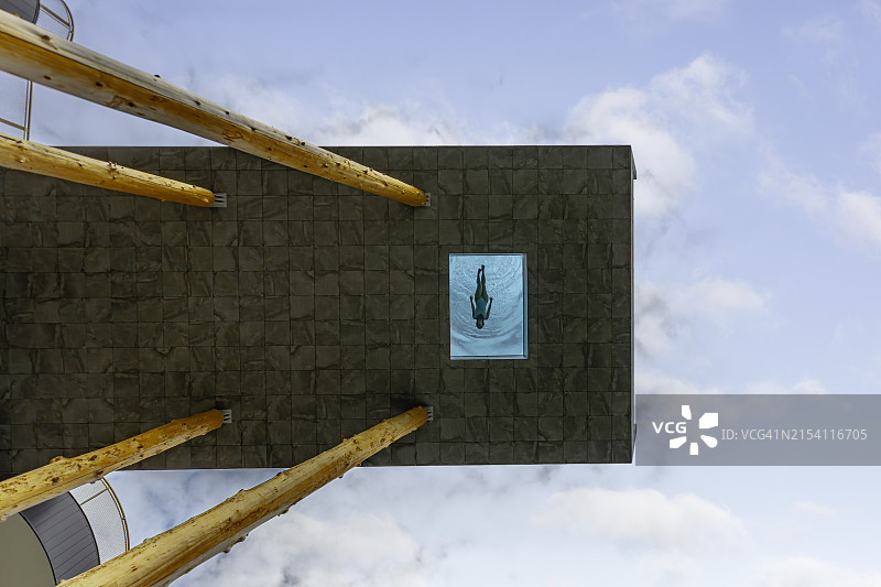 意大利多洛米蒂：年轻游客女人在无边泳池游泳图片素材