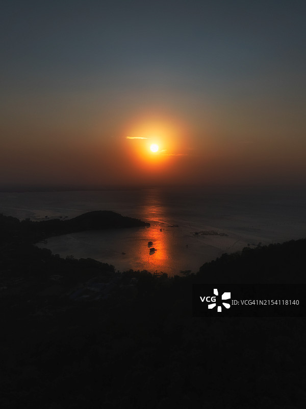 日落在海面上，阳光反射在水面上图片素材