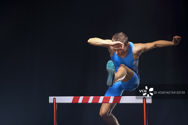 跳跃中的跨栏男运动员图片素材