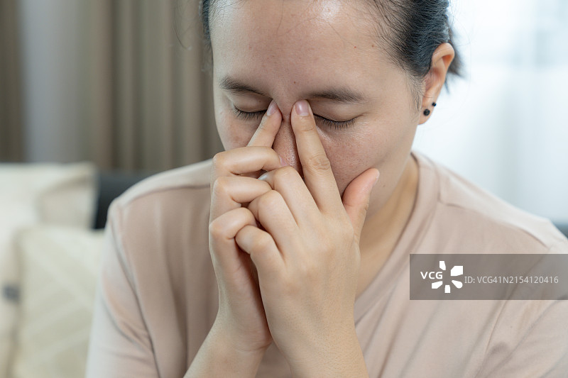 女人偏头痛发作图片素材