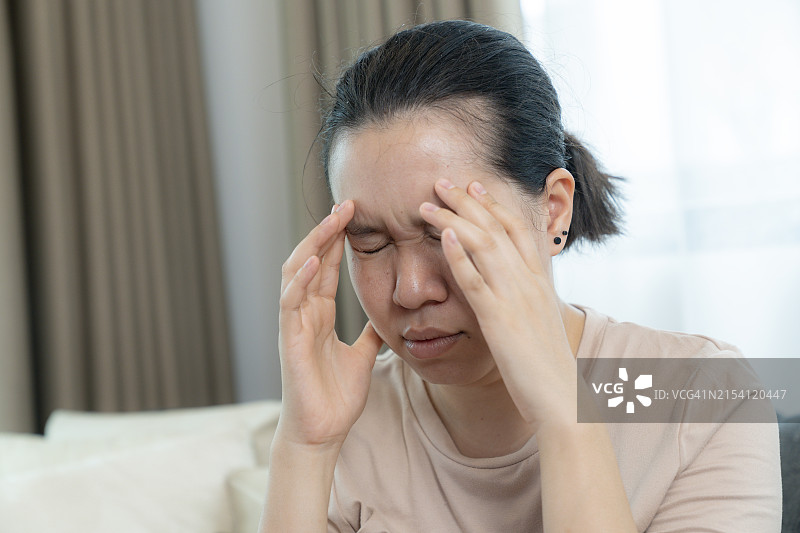 女人偏头痛发作图片素材