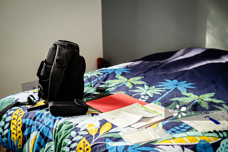 旅行准备：行李箱和证件图片素材